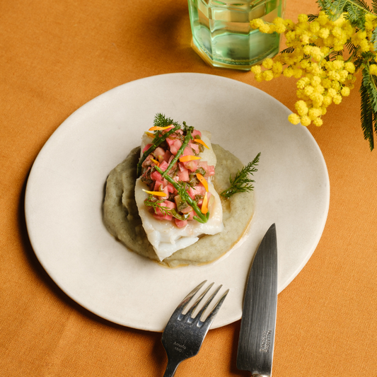 Filet de cabillaud sur une purée de pois chiches et sauce vierge